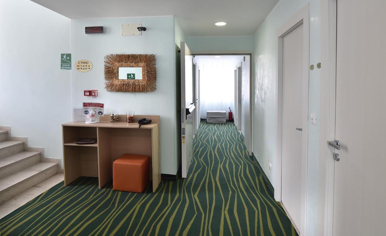 Hotel Meuble Nazionale Lignano Sabbiadoro Buitenkant foto