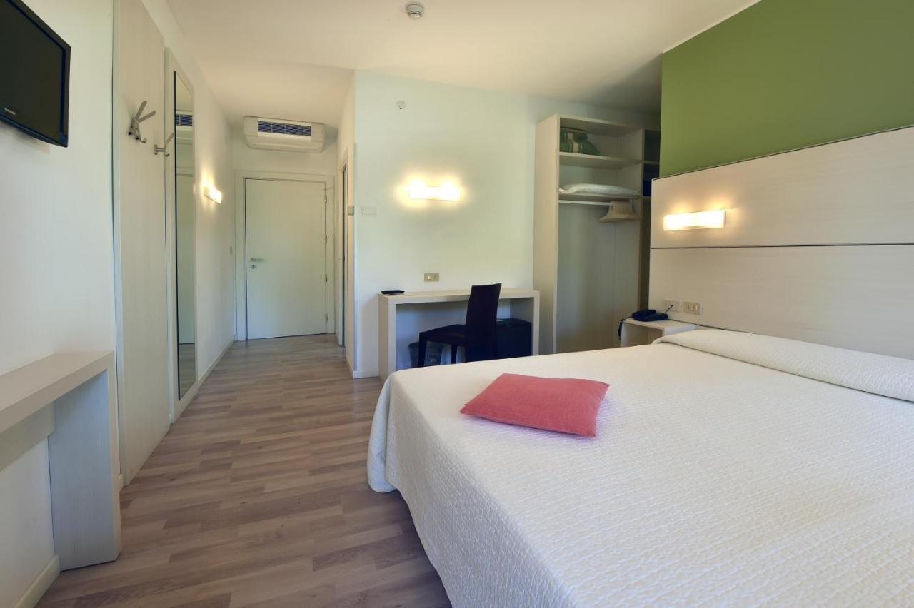 Hotel Meuble Nazionale Lignano Sabbiadoro Buitenkant foto