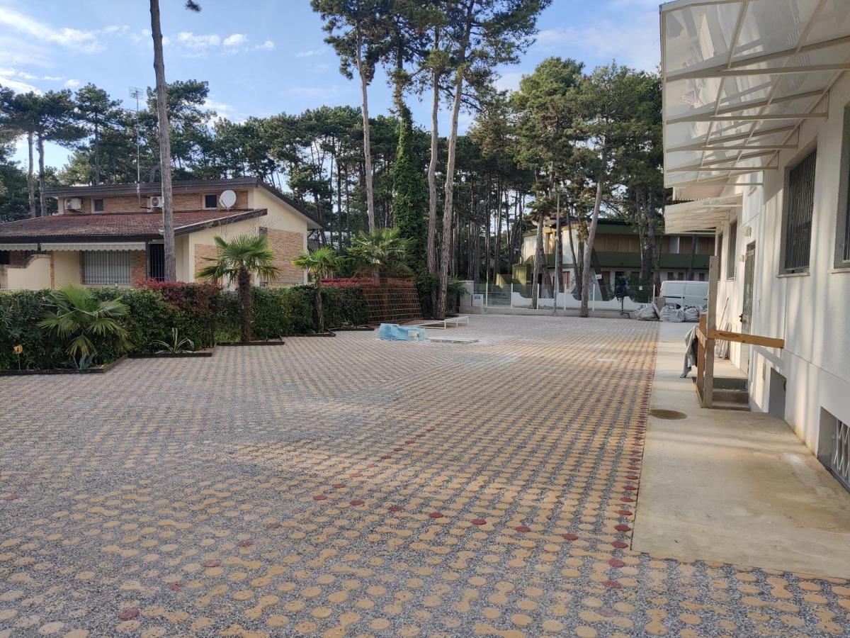 Hotel Meuble Nazionale Lignano Sabbiadoro Buitenkant foto